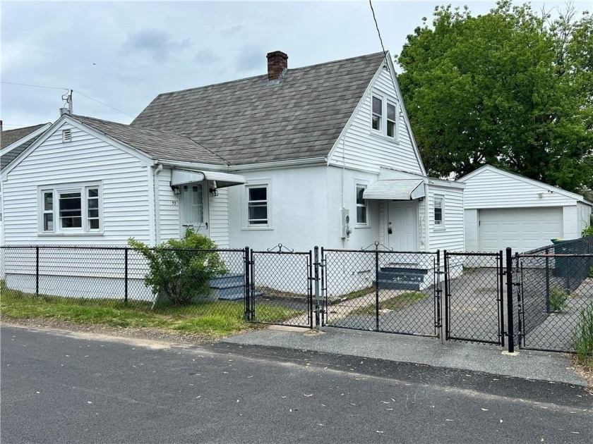 Remodeled year round single family home within in a 1-2 minute - Beach Home for sale in Portsmouth, Rhode Island on Beachhouse.com