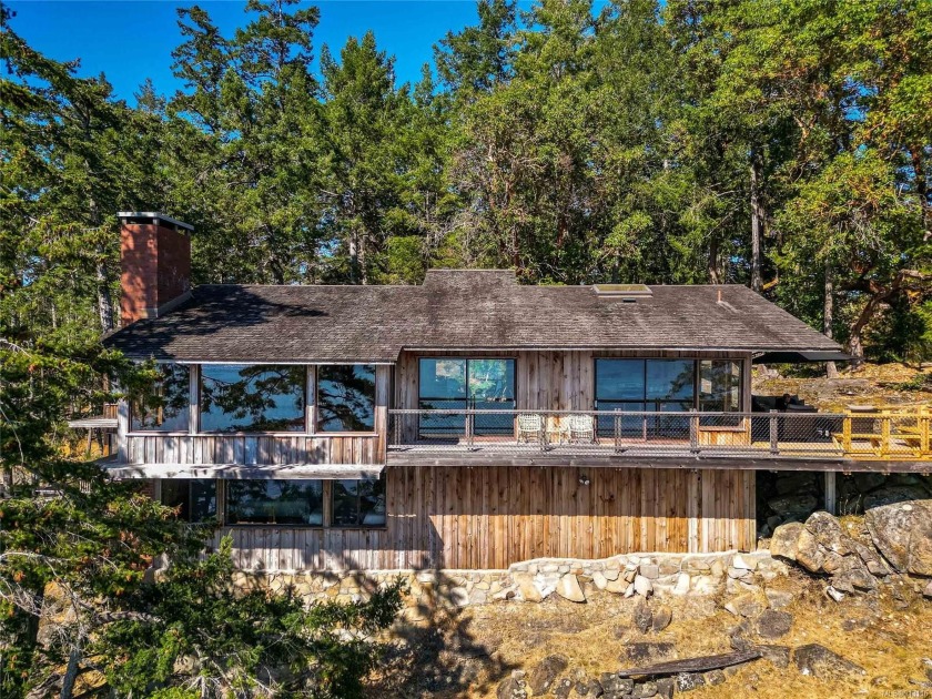 This distinctive Scott Point residence exhibits all the timeless - Beach Home for sale in Salt Spring Island, British Columbia on Beachhouse.com