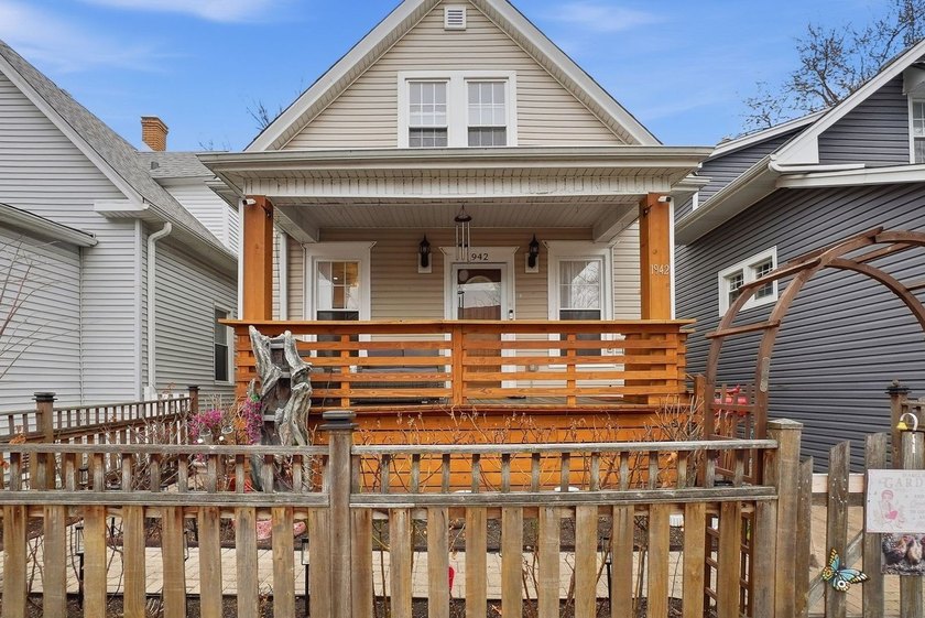 Welcome to this beautiful single-family home in the heart of - Beach Home for sale in Chicago, Illinois on Beachhouse.com