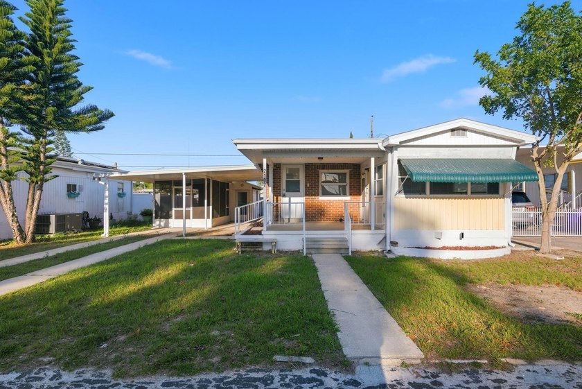 Welcome to your sun-drenched retreat in Hudson, Florida! This - Beach Home for sale in Holiday, Florida on Beachhouse.com