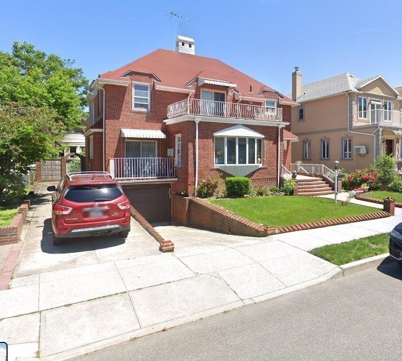 Discover the epitome of Manhattan Beach living. This one family - Beach Home for sale in Brooklyn, New York on Beachhouse.com