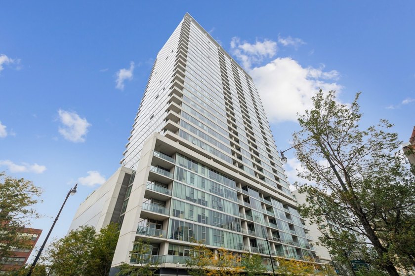 Stunning 1 bedroom / 1 bath condo with amazing west facing - Beach Condo for sale in Chicago, Illinois on Beachhouse.com