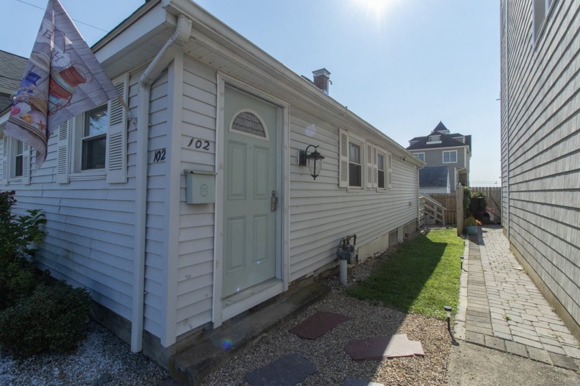 Opportunity to live by the water is knocking! Whether you're - Beach Home for sale in Milford, Connecticut on Beachhouse.com