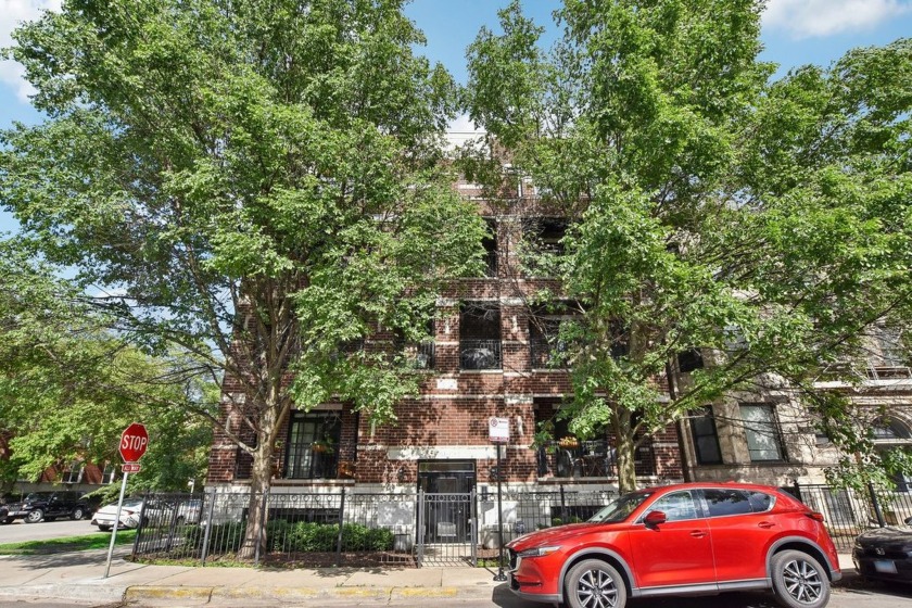 Stunning extra wide raised first-floor unit on a quiet - Beach Home for sale in Chicago, Illinois on Beachhouse.com