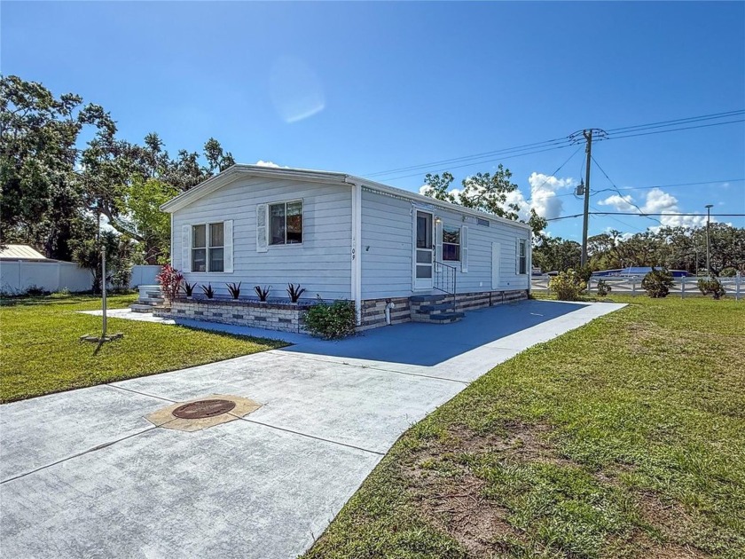 Excellent opportunity to live in desirable Tidevue Estates at a - Beach Home for sale in Ellenton, Florida on Beachhouse.com