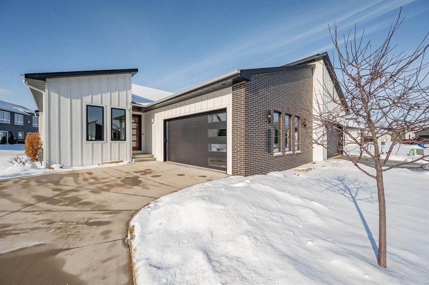 This contemporary 2 bed 2 bath ranch home spans 1715 sq ft and - Beach Home for sale in Green Bay, Wisconsin on Beachhouse.com