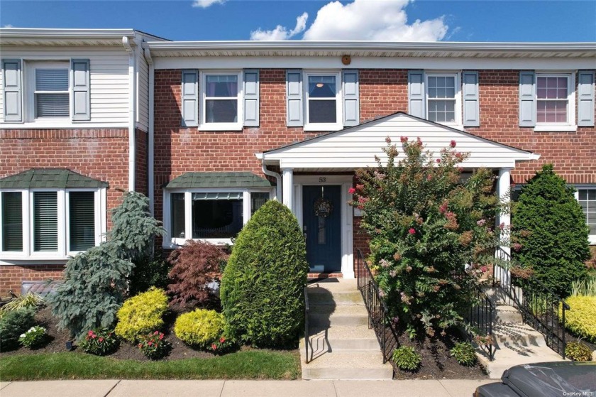 Welcome home! This stunning condo offers modern living with a - Beach Townhome/Townhouse for sale in Oceanside, New York on Beachhouse.com