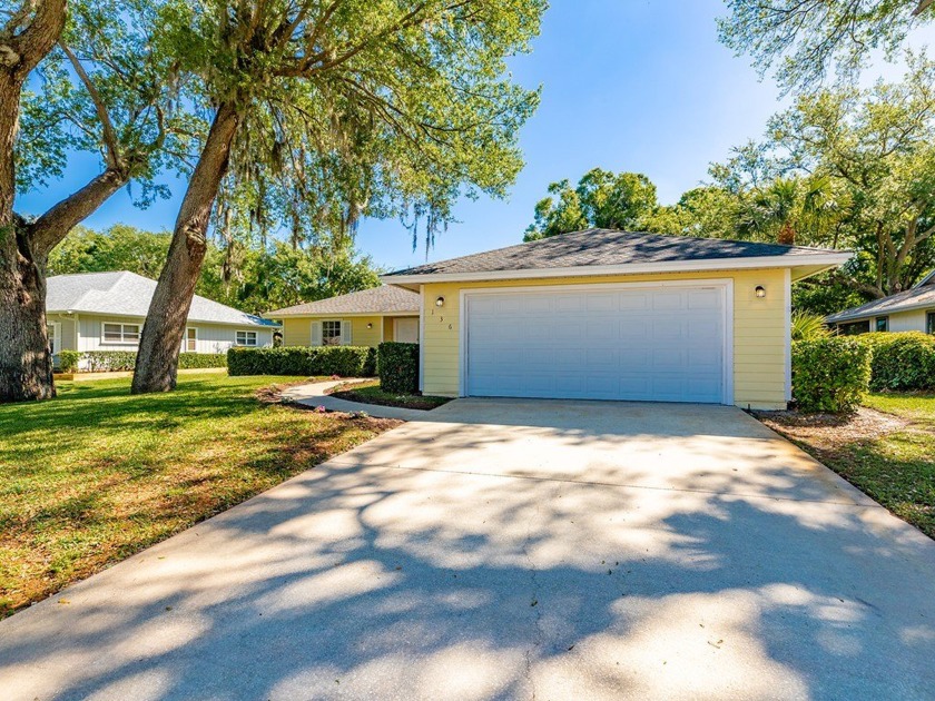 Wonderful Woodlands! Fabulous 3/2 pool home in move-in condition - Beach Home for sale in Vero Beach, Florida on Beachhouse.com