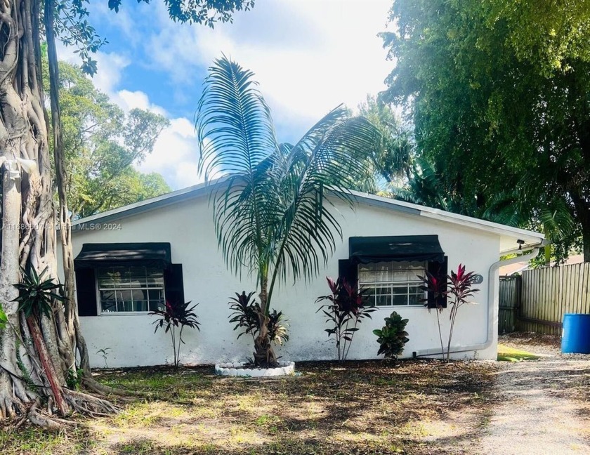 Discover this duplex in East Fort Lauderdale, offering a - Beach Townhome/Townhouse for sale in Fort Lauderdale, Florida on Beachhouse.com