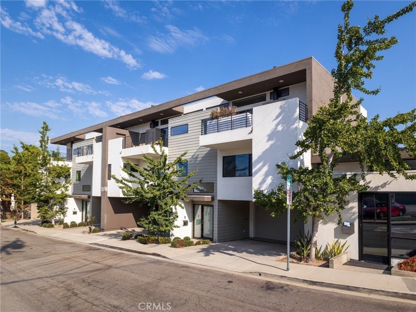 Discover this exquisite townhome in Manhattan Beach, showcasing - Beach Townhome/Townhouse for sale in Manhattan Beach, California on Beachhouse.com