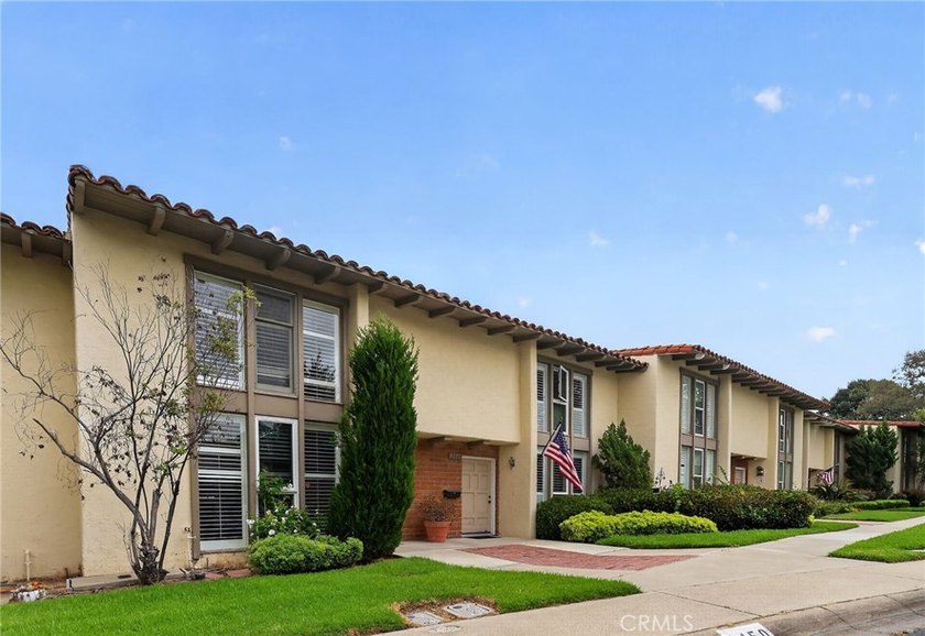 Welcome to 2450 Vista Hogar, a beautifully refreshed 3-bedroom - Beach Townhome/Townhouse for sale in Newport Beach, California on Beachhouse.com