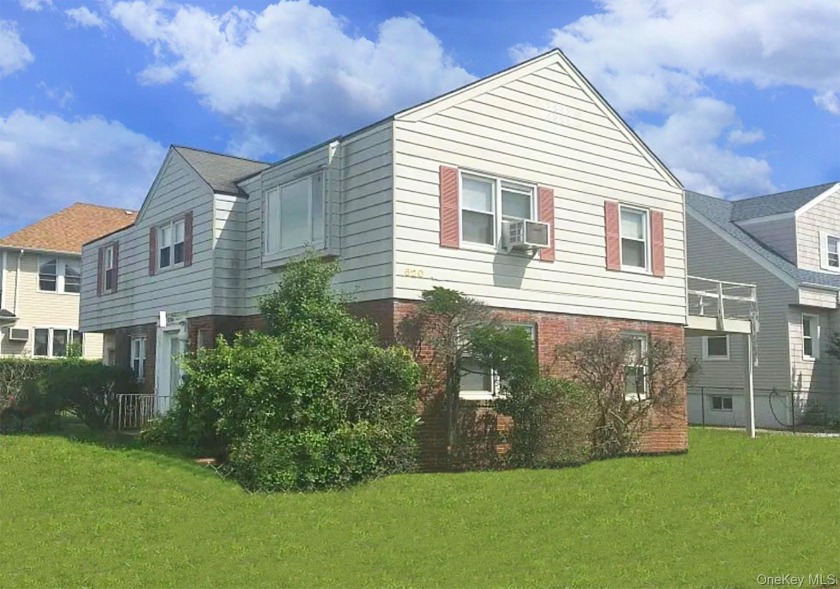 *Incredible Investment Opportunity*. Near the Beach! Situated in - Beach Townhome/Townhouse for sale in Long Beach, New York on Beachhouse.com