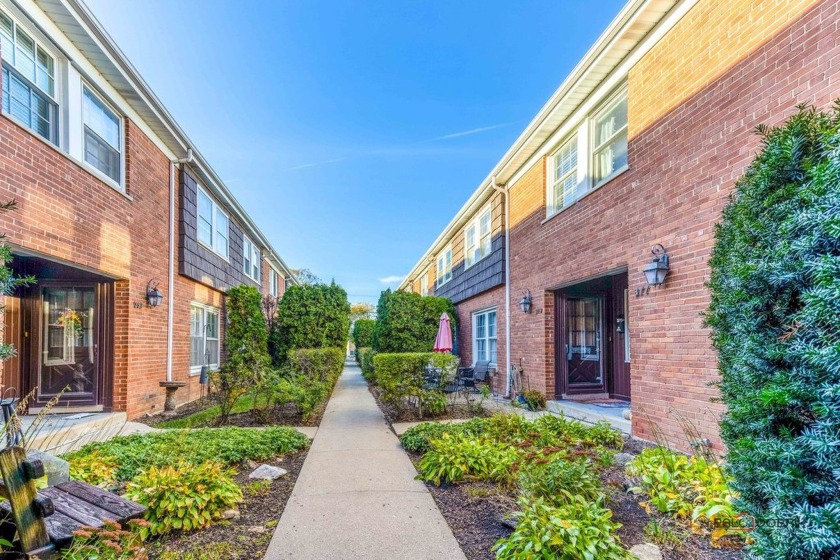 NEW ROOF! NEW FURNACE! This spacious three-level end unit - Beach Townhome/Townhouse for sale in Highland Park, Illinois on Beachhouse.com