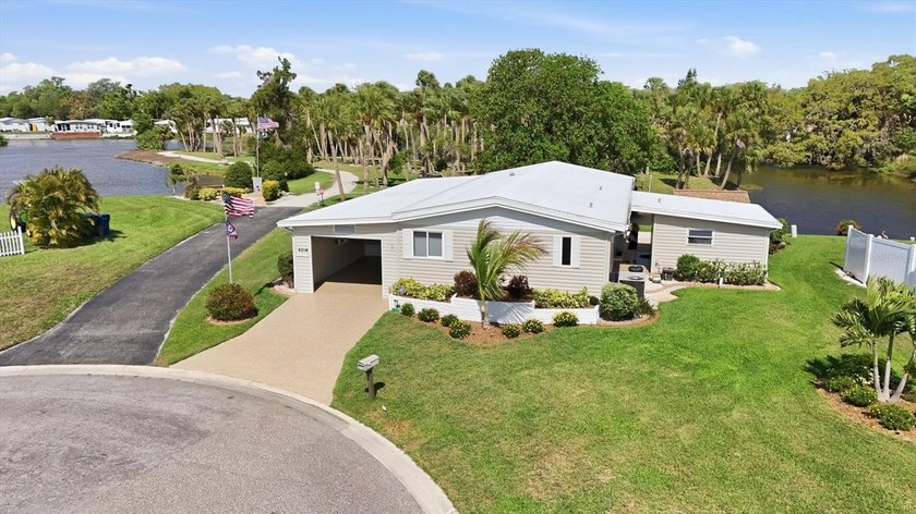 YOUR PRIVATE LAKESIDE RETREAT AWAITS! Nestled on a quiet - Beach Home for sale in Ellenton, Florida on Beachhouse.com