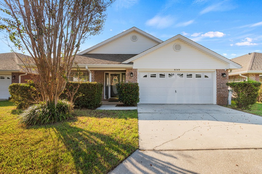 FANTASTIC NAVARRE HOME IN GATED COMMUNITY OF PARKERS LANDING - Beach Home for sale in Navarre, Florida on Beachhouse.com