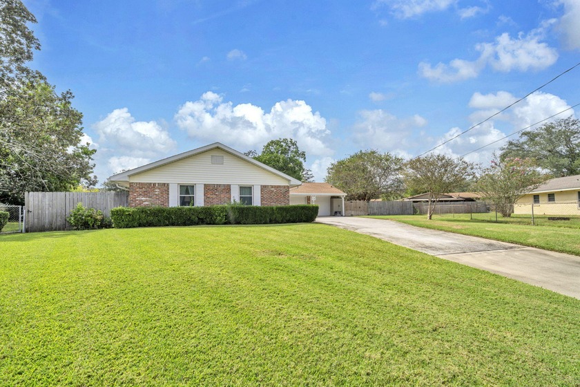 Charming 4-bedroom, 2-bath home nestled on a quiet cul-de-sac in - Beach Home for sale in Fort Walton Beach, Florida on Beachhouse.com