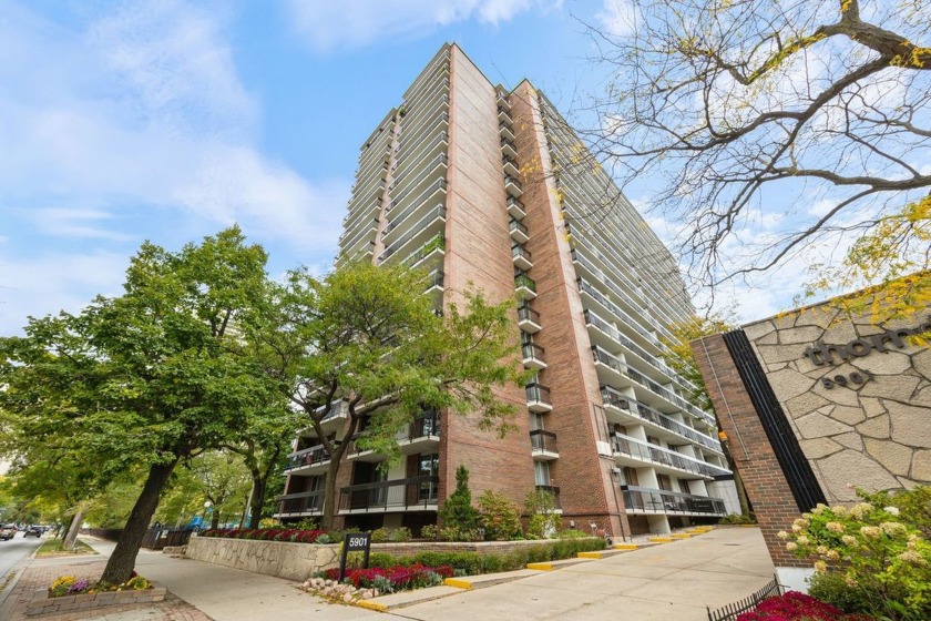 Welcome to your perfect condo retreat! This spacious and - Beach Home for sale in Chicago, Illinois on Beachhouse.com