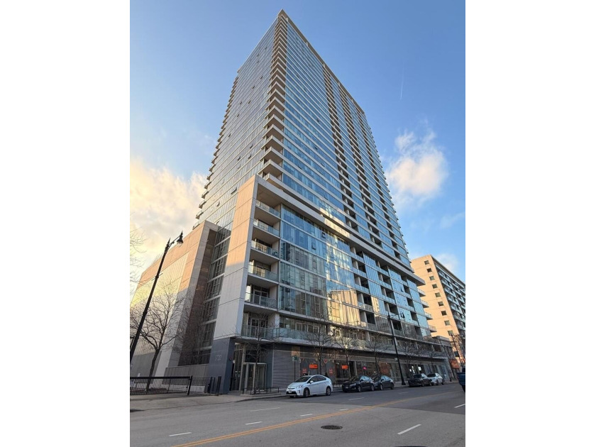 MAJOR WOW FACTOR VIEWS IN THIS SPECTACULAR 3 BEDROOM/2BATHROOM - Beach Condo for sale in Chicago, Illinois on Beachhouse.com