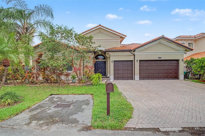 Wonderful, lakefront 5 bdrm, 3.5 bath (Pisa model) home in the - Beach Home for sale in Cutler Bay, Florida on Beachhouse.com