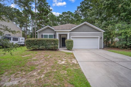 Charming 3-bedroom, 2-bathroom home on Lady's Island with 1,600 - Beach Home for sale in Beaufort, South Carolina on Beachhouse.com