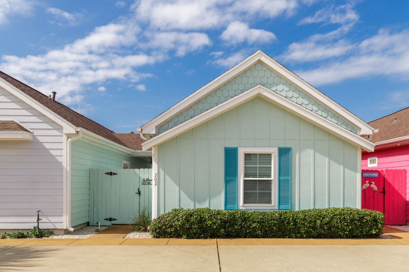Colorful Pet-Friendly Cottage with Private Patio Near Sandy - Beach Vacation Rentals in Corpus Christi, Texas on Beachhouse.com