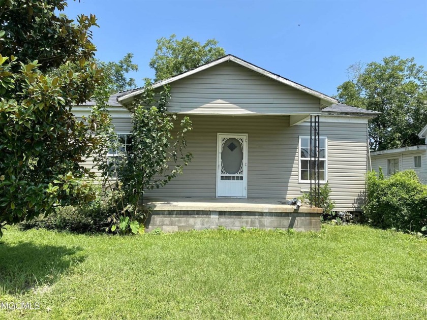 Wow this 1920's Cottage home has so much potential! It would be - Beach Home for sale in Gulfport, Mississippi on Beachhouse.com