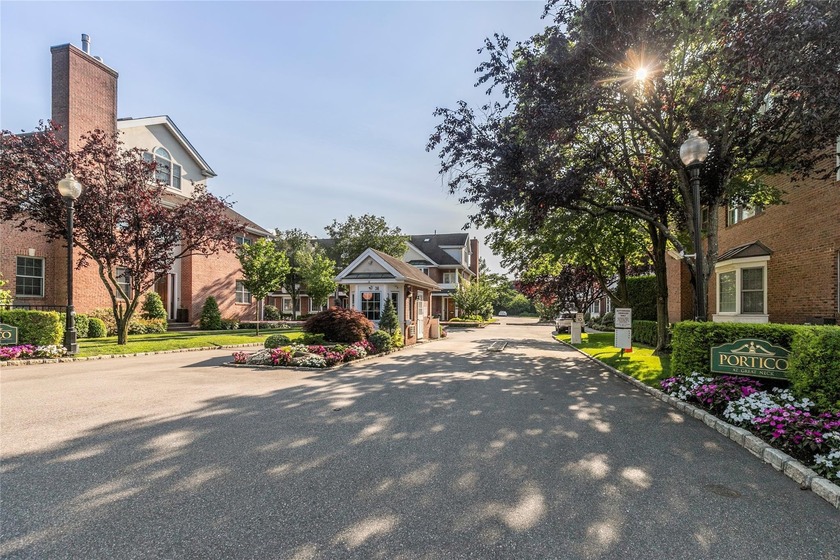 FIRST TIME ON THE MARKET! Carefree Condo Living!  Luxury Condo - Beach Condo for sale in Great Neck, New York on Beachhouse.com