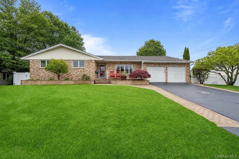 Welcome to Harbour Green Estates, one of Massapequa's most - Beach Home for sale in Massapequa, New York on Beachhouse.com