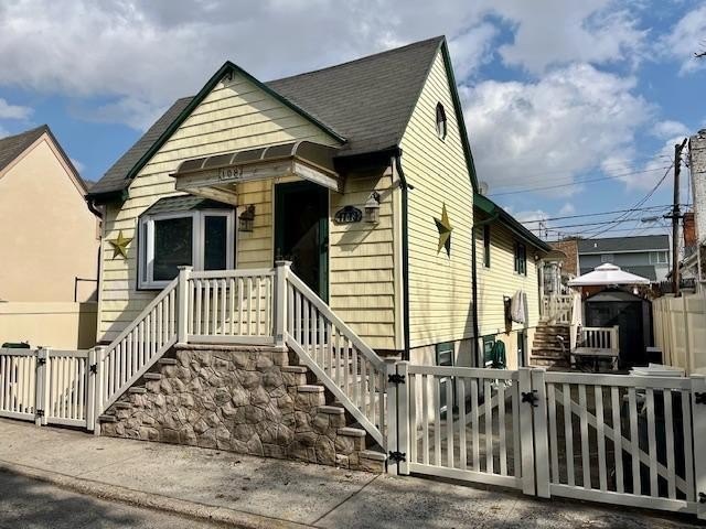 Gerritsen Beach!    Close to schools, shopping and - Beach Home for sale in Brooklyn, New York on Beachhouse.com