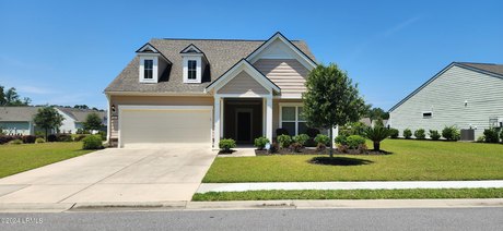 Welcome home! Open floor plan with beautiful hardwood floors in - Beach Home for sale in Bluffton, South Carolina on Beachhouse.com