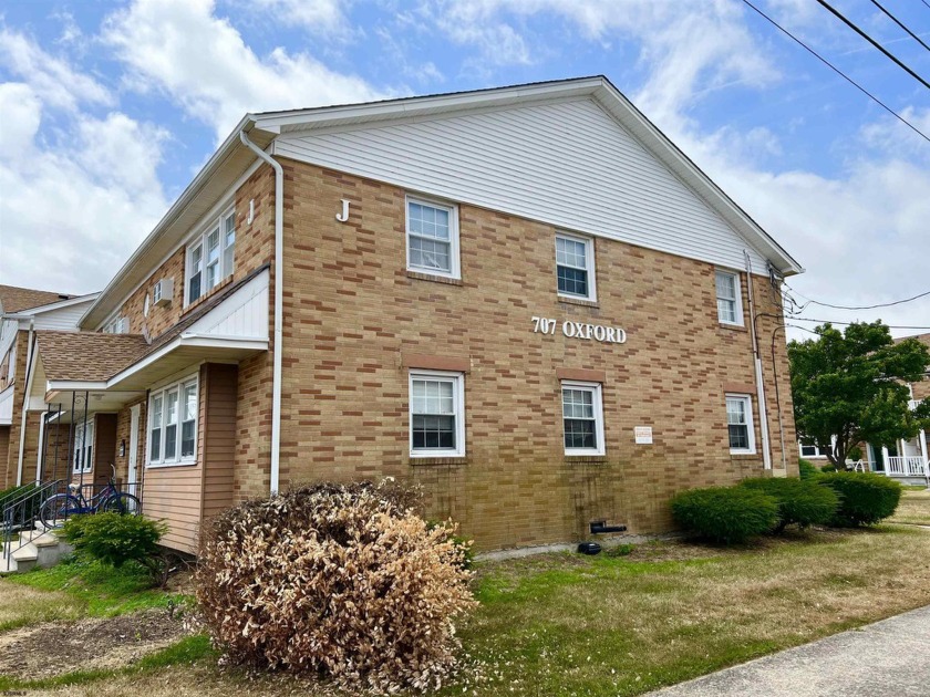 Beautiful 2 Bedroom 1 Bath condo in Ventnor heights, End unit - Beach Condo for sale in Ventnor Heights, New Jersey on Beachhouse.com