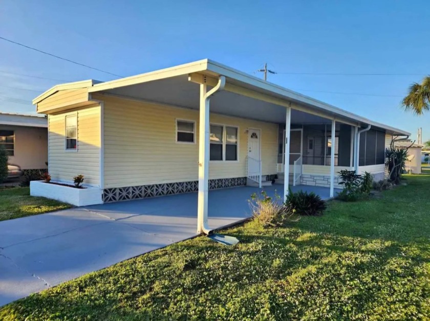 NO DAMAGES FROM HURRICANE!! MOVE IN READY!! Seller is open to - Beach Home for sale in North Fort Myers, Florida on Beachhouse.com