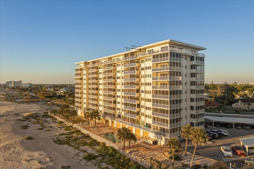 There are condos on Venice Beach. And then there is this one - Beach Condo for sale in Venice, Florida on Beachhouse.com