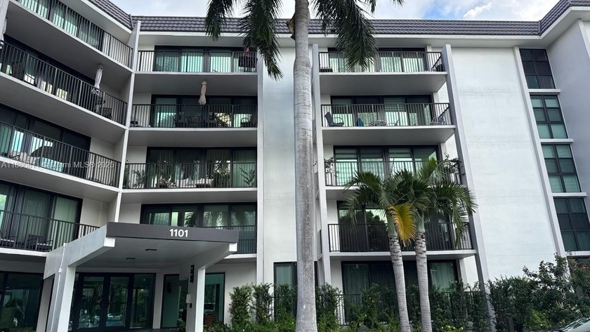 Priced to sell! Treetop & fountain view from this top floor, 2 - Beach Condo for sale in Fort Lauderdale, Florida on Beachhouse.com