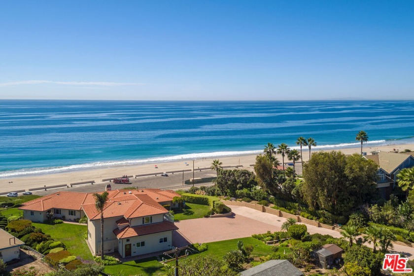 This exceptional Zuma Bluff home and guesthouse with 207' of - Beach Home for sale in Malibu, California on Beachhouse.com