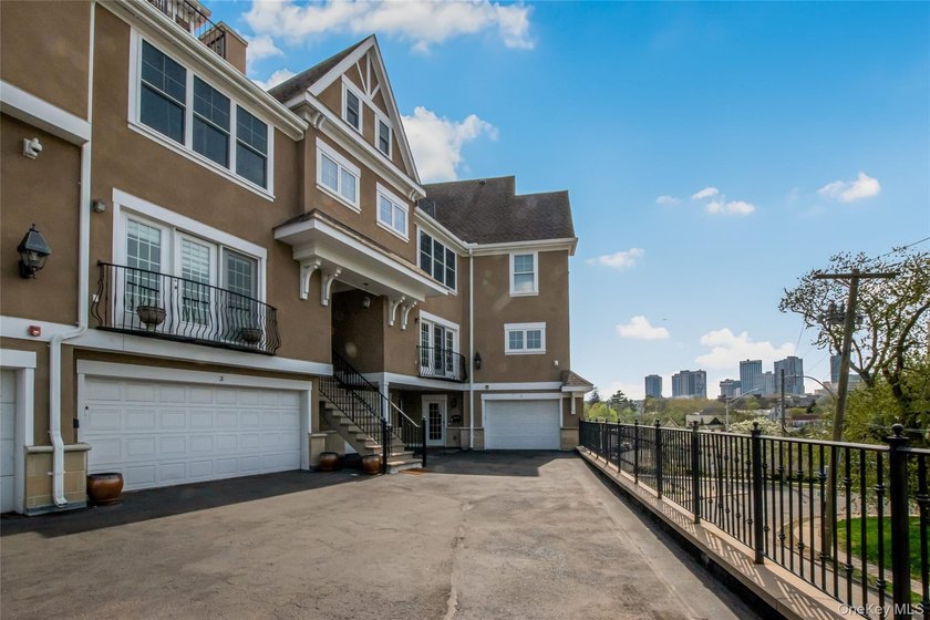 Beautiful 3 bedroom townhome in the luxurious gated condo - Beach Condo for sale in New Rochelle, New York on Beachhouse.com