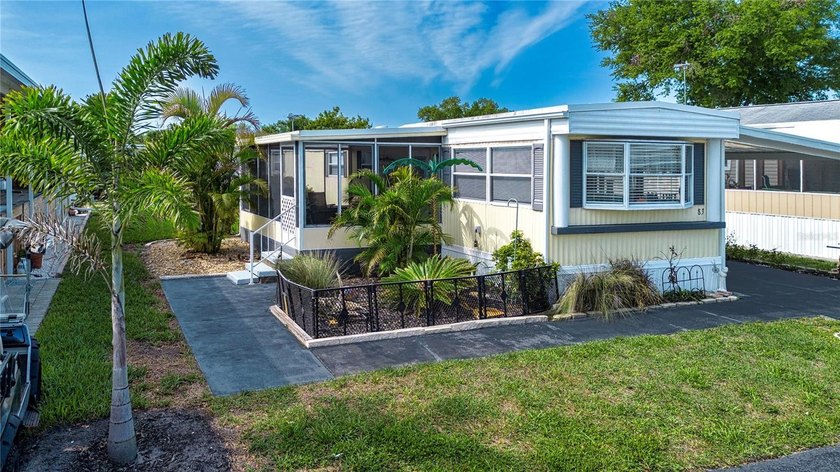 Welcome to easy, affordable living in Skyway Village Co-Op, a - Beach Home for sale in Palmetto, Florida on Beachhouse.com