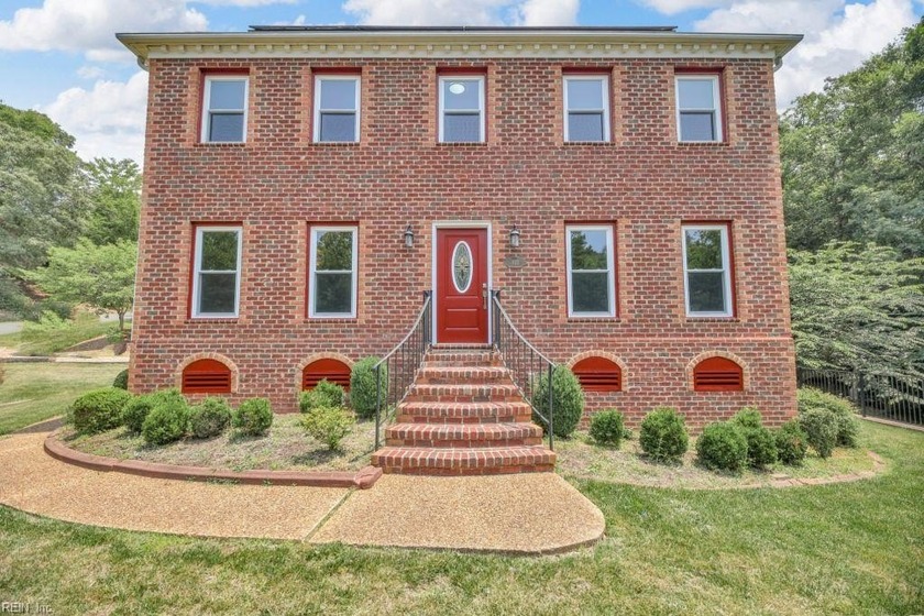 CLASSIC COLONIAL with Fresh Paint Throughout, New Carpet on 2nd - Beach Home for sale in Williamsburg, Virginia on Beachhouse.com