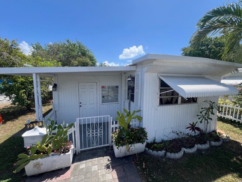Discover the perfect retirement retreat in the heart of - Beach Home for sale in Hallandale Beach, Florida on Beachhouse.com