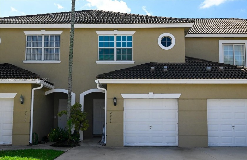 Perfectly appointed townhome in the heart of Pembroke Pines! - Beach Townhome/Townhouse for sale in Pembroke Pines, Florida on Beachhouse.com