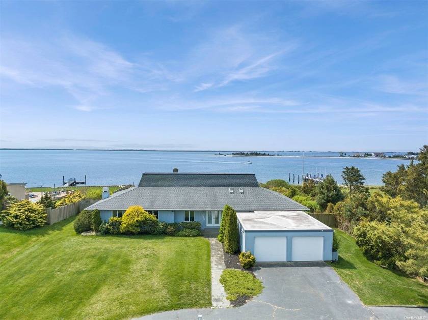 Discover the perfect summer beach house in Hampton Bays in the - Beach Home for sale in Hampton Bays, New York on Beachhouse.com
