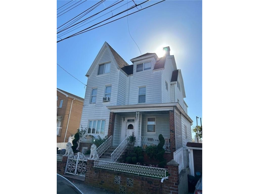 Dyker Beach/Bensonhurst
Detached 3 family house with 6 bedrooms - Beach Home for sale in Brooklyn, New York on Beachhouse.com