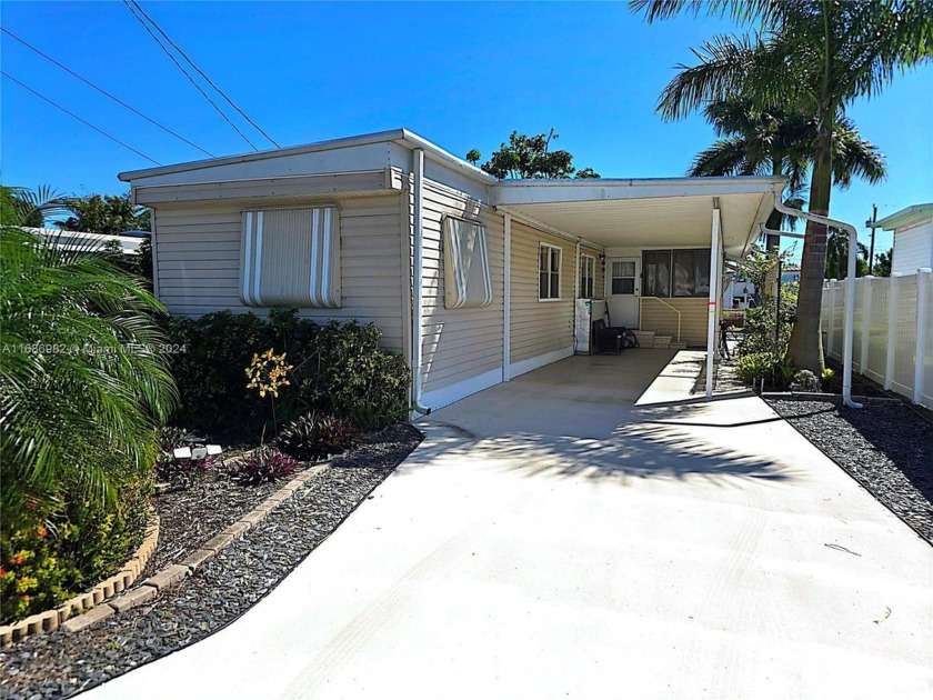 Nice Mobil Home 55 +,  in the heard of Boynton Beach. We own the - Beach Home for sale in Boynton Beach, Florida on Beachhouse.com