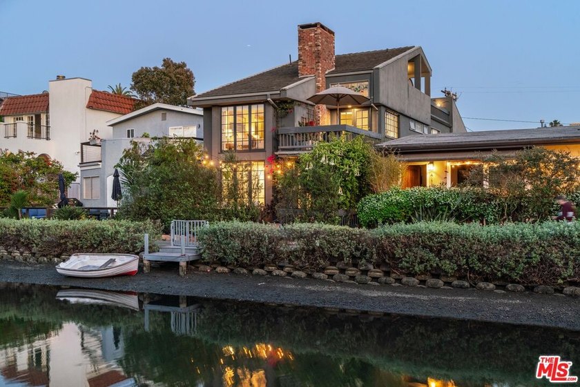 Enchanting Waterfront Paradise on the Venice Canals! Welcome to - Beach Home for sale in Venice, California on Beachhouse.com