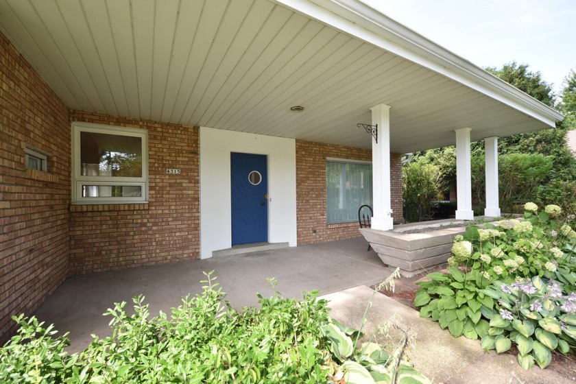 Move in ready Contemporary nestled in the sought after - Beach Home for sale in Shorewood, Wisconsin on Beachhouse.com