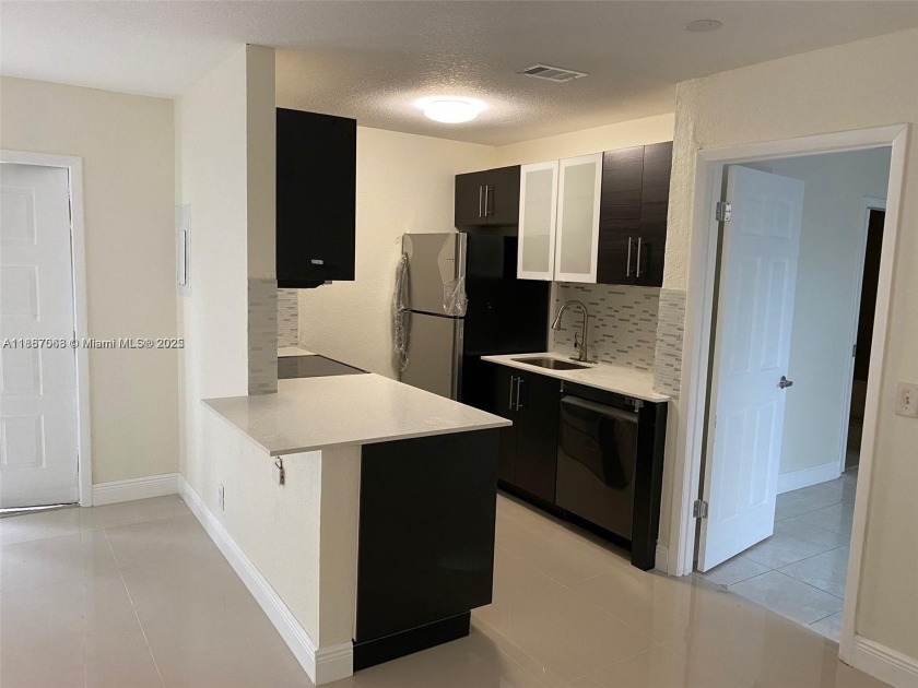 Upgraded 2 bed 2 baths Condo. Stainless steel appliances and - Beach Condo for sale in Boynton Beach, Florida on Beachhouse.com