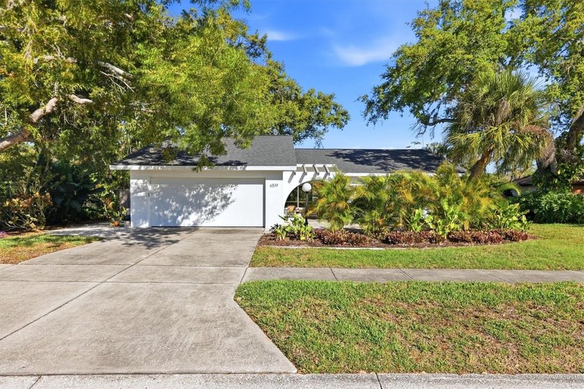 Looking for a HUGE, PRIVATE, BACKYARD that feels like a PARK? - Beach Home for sale in Sarasota, Florida on Beachhouse.com