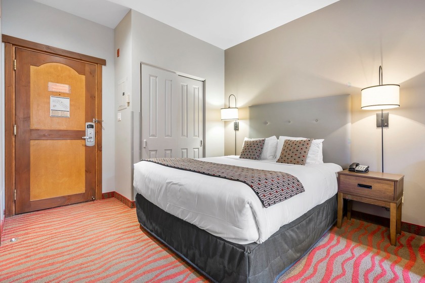 Tour des Voyageurs II #483: At the entrance to the pedestrian - Beach Condo for sale in Mont-Tremblant, QC on Beachhouse.com