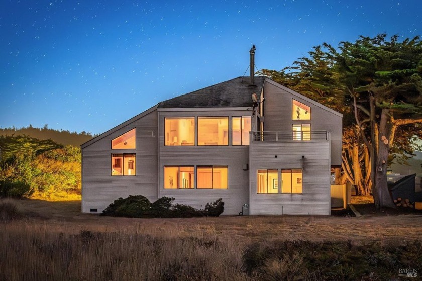 Oceanfront charmer with captivating ocean views along the - Beach Home for sale in Sea Ranch, California on Beachhouse.com