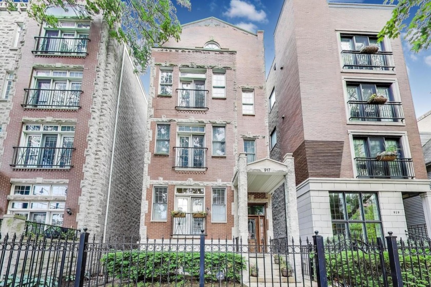 WELCOME HOME!    TOTAL RENOVATION + an INCREDIBLY UNIQUE - Beach Townhome/Townhouse for sale in Chicago, Illinois on Beachhouse.com